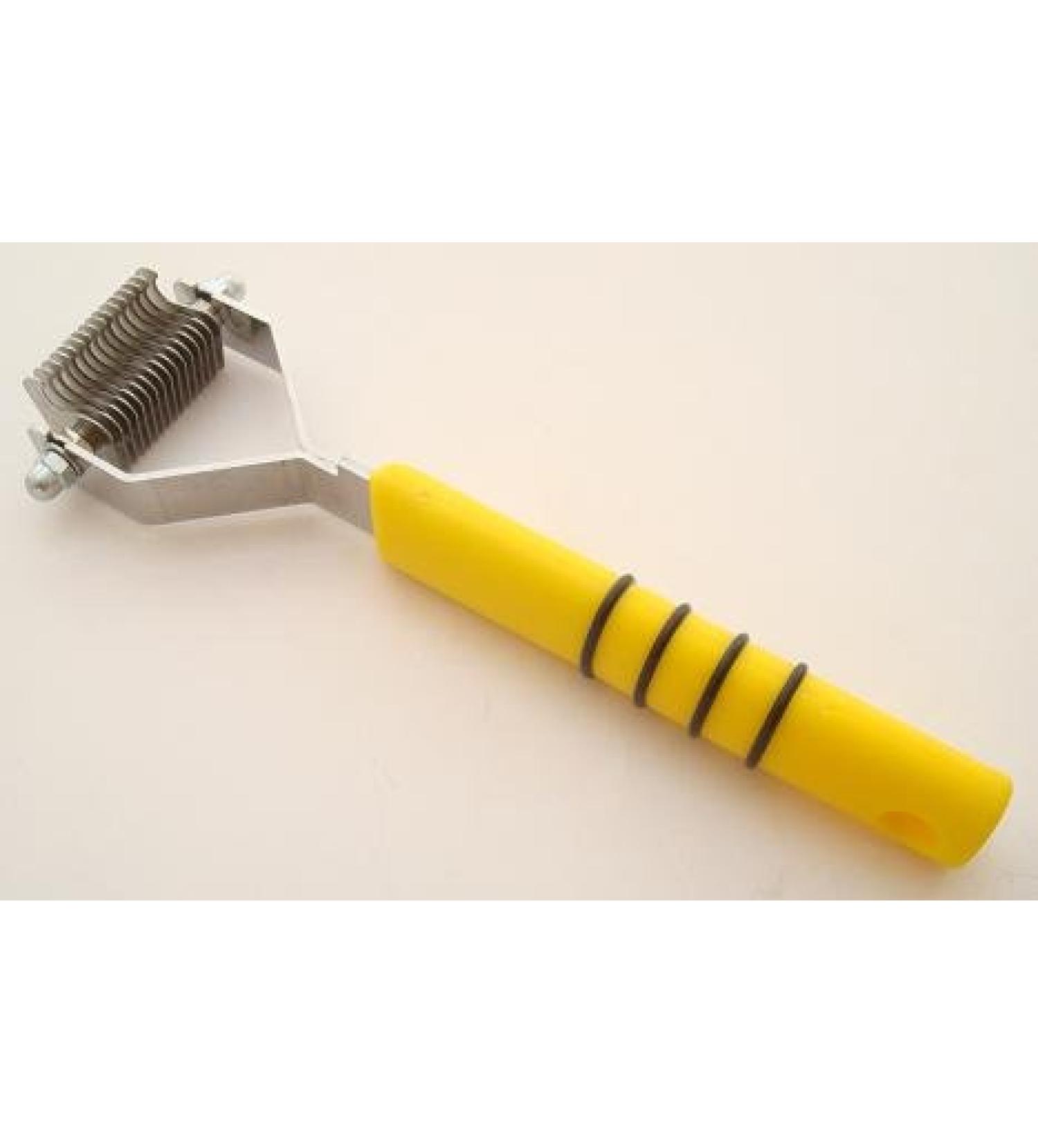 Mars Coat King Extra fine 16 blades plastic handle.