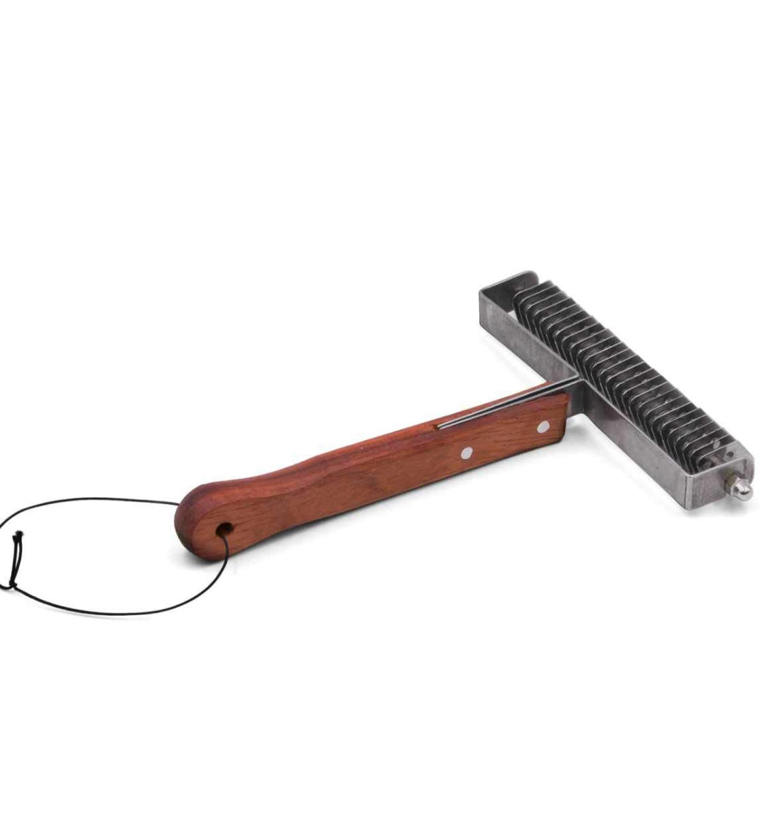 Amesbichler Horse Barn Cleaning Combat - Anti-Tangle Rake & Scratch Remover for Icelandic Horse Care | Durable Metal & String Striegel - Buy Online on SooperMarket.com