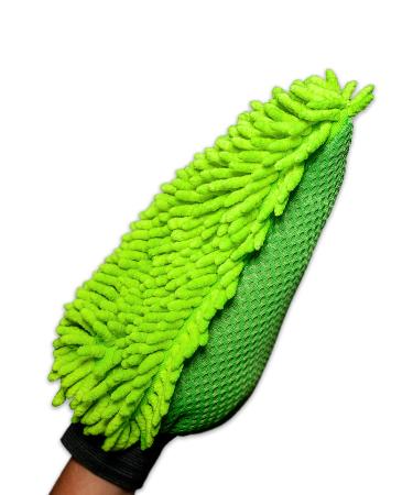 Lucfor grooming glove to clean your pet's fur and pamper him with caresses at the same time